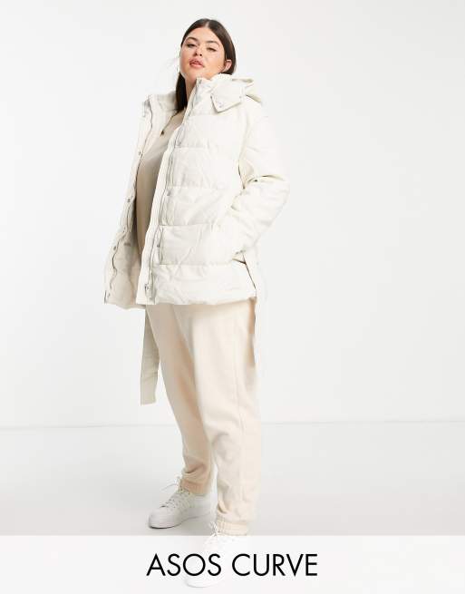ASOS DESIGN Curve – Gräddvit pufferjacka i läderimitation med skärp