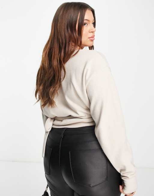 ASOS DESIGN Curve – Gräddvit supermjuk omlott-topp, 2 av 4