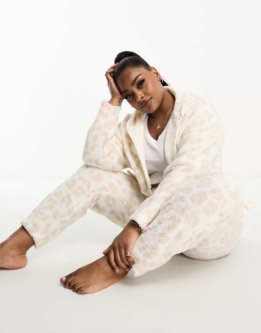 ASOS DESIGN Curve – Gräddvita, djurmönstrade och mysiga mjukisbyxor i teddy, del av set