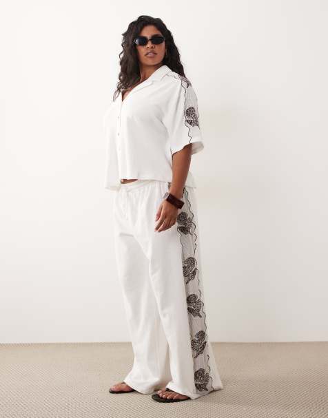 ASOS DESIGN Curve – Gräddvita, texturerade byxor i jersey med vida ben och snäckskalsbroderi, del av set - view 1