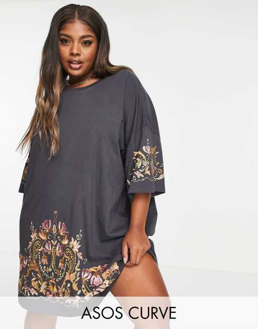 ASOS DESIGN Curve – Grafitowa sukienka T-shirtowa oversize ze złotym kwiatowym haftem