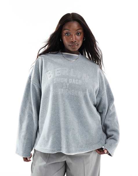 ASOS DESIGN Curve – Gråmelerad sweatshirt i teddy med präglat Berlin-tryck - view 1