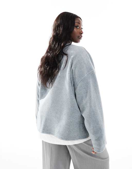 ASOS DESIGN Curve - Gråmeleret sweatshirt med præget 'Berlin'-grafik i imiteret lammeskind, 3 af 4