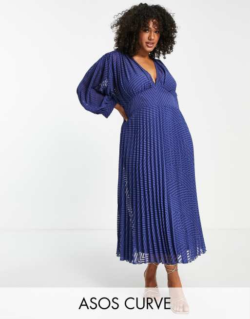ASOS DESIGN Curve – Granatowa plisowana sukienka midi z rękawami typu nietoperz i wzorem w zygzaki