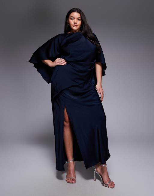 ASOS DESIGN Curve – Granatowa, satynowa sukienka maxi z falbanowymi rękawami typu peleryna, odkrytymi plecami i głębokim rozcięciem