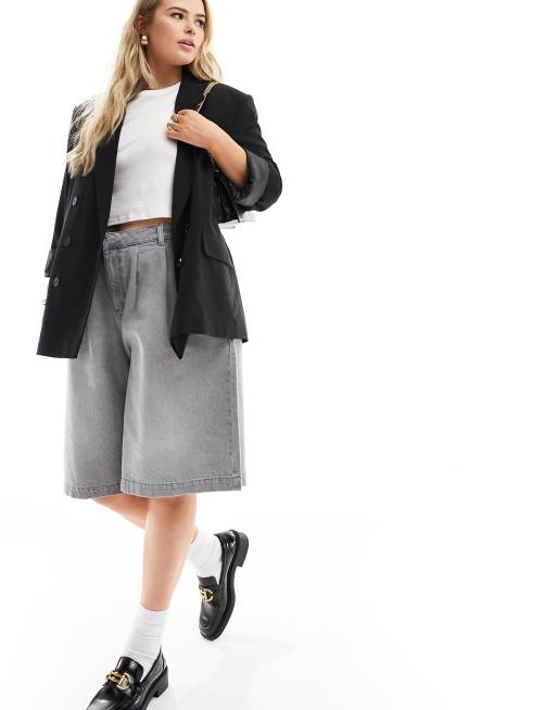 ASOS DESIGN Curve – Gråtvättade, plisserade jeansjorts i lång modell, 2 av 5