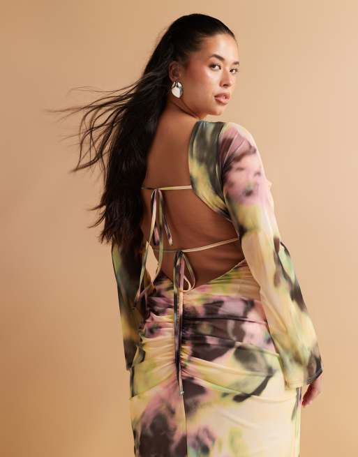 ASOS DESIGN Curve - Grøn og gul maxikjole med lange ærmer, dobbelt bindebånd bagpå og print i mesh, 3 af 4