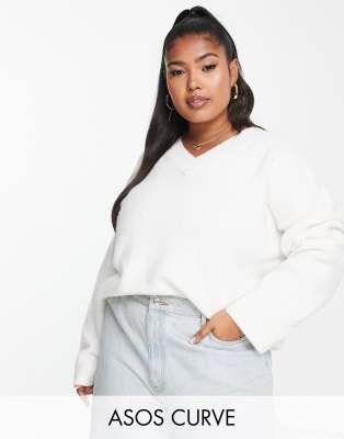 ASOS DESIGN Curve - Grobstrickpullover in Creme mit V-Ausschnitt-Weiß