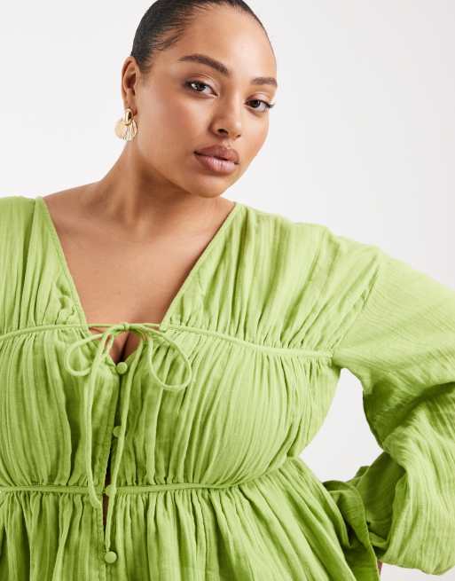 ASOS DESIGN Curve – Grön, smockad topp med långa ärmar och knappar framtill, 2 av 4