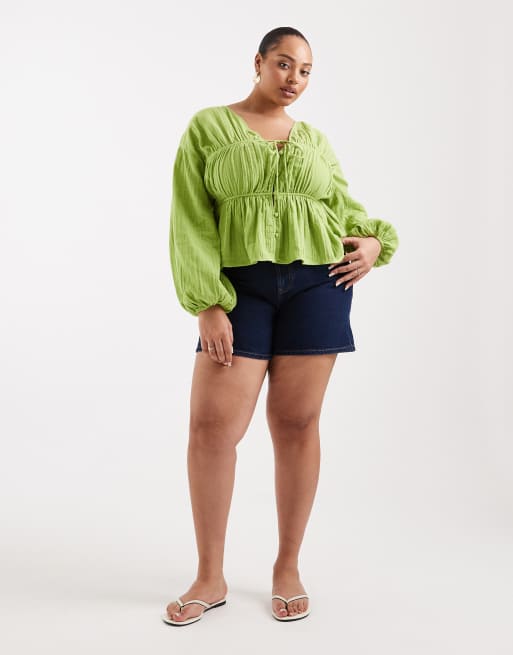 ASOS DESIGN Curve – Grön, smockad topp med långa ärmar och knappar framtill, 3 av 4