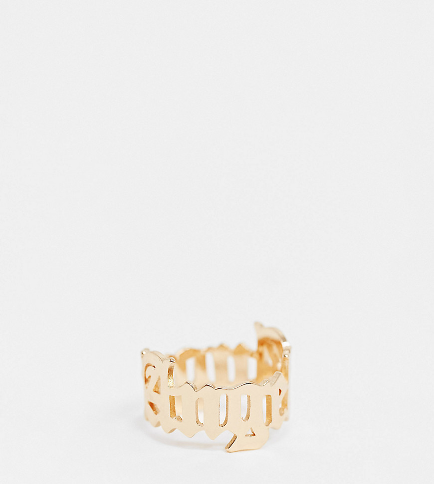 ASOS DESIGN Curve – Guldfärgad ring med angel-text i gothic-typsnitt
