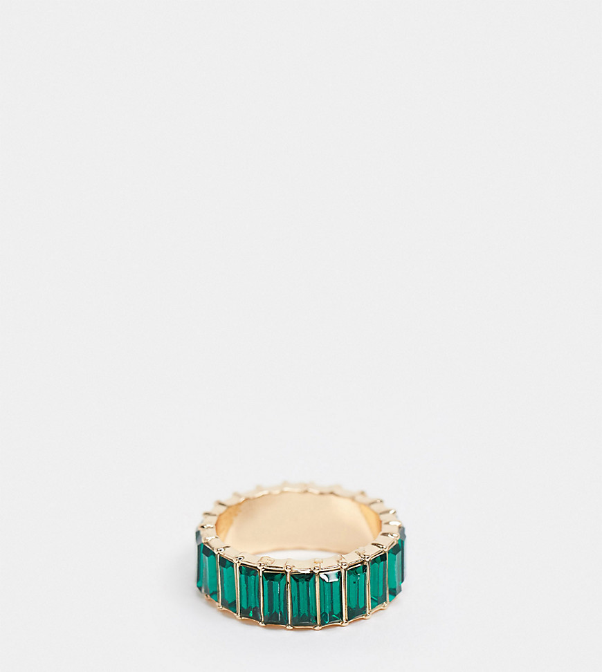 ASOS DESIGN Curve – Guldfärgad ring med baguetteformad grön kristall