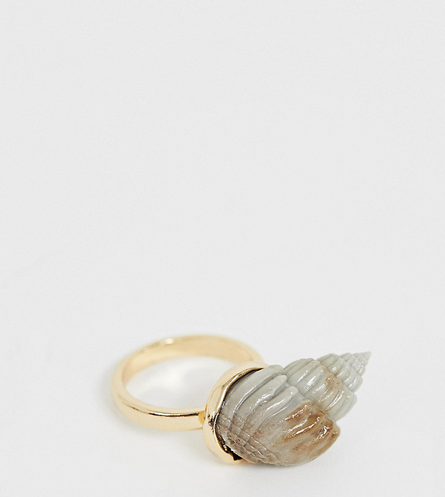 ASOS DESIGN – Curve – Guldfärgad ring med oäkta snäcka
