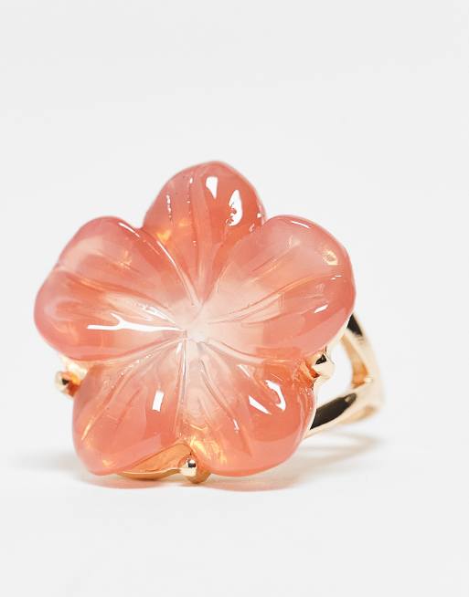 ASOS DESIGN Curve – Guldfärgad ring med rosa hibiskusblomma i harts, 3 av 3