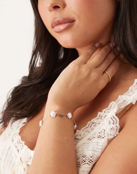 ASOS DESIGN Curve – Guldfärgat armband med snäckor i pärlskalsimitaiton - view 1