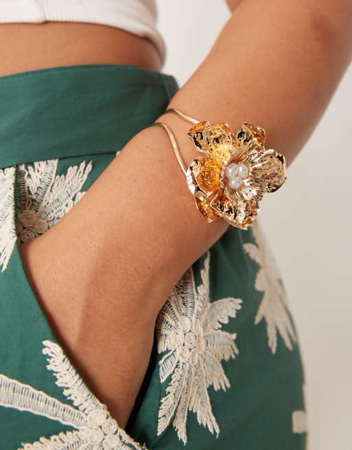 ASOS DESIGN Curve – Guldfärgat armband med stor blomma och fuskpärlor
