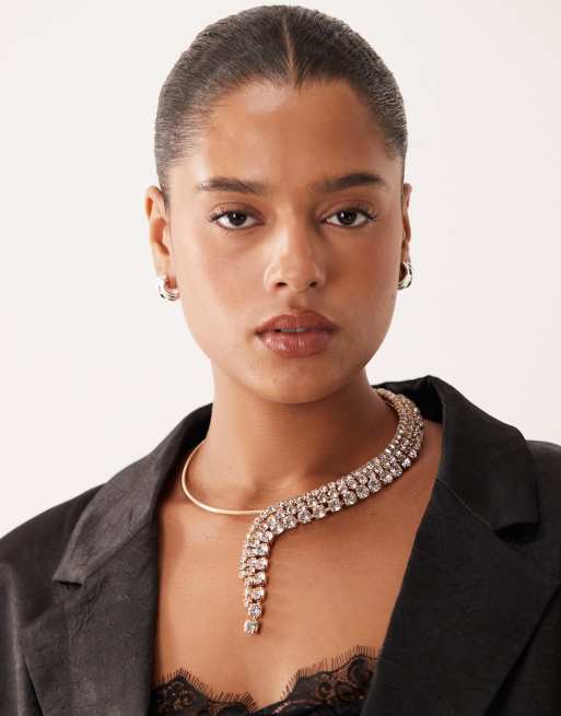 ASOS DESIGN Curve – Guldfärgat halsband i vriden, geometrisk design med draperande, glittrig strass