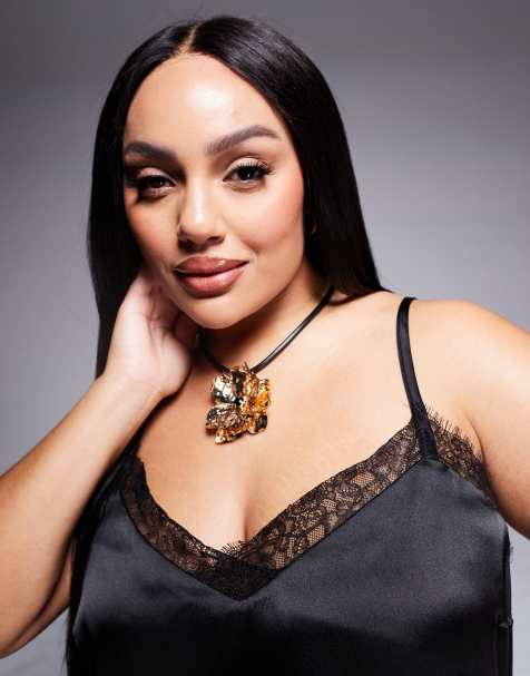 ASOS DESIGN Curve – Guldfärgat halsband med stort, hamrat blomhänge - view 1
