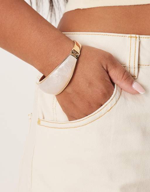 ASOS DESIGN Curve – Guldfärgat, stelt armband med fuskpärla