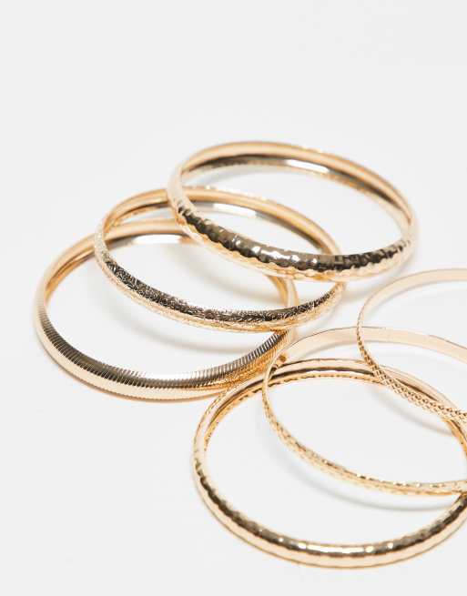 ASOS DESIGN Curve - Guldfarvede armbånd med hamret design i pakke med 6, 3 af 3