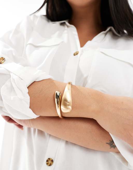 ASOS DESIGN Curve - Guldfarvet armring med spiraldesign og smeltet metallook med børstet finish