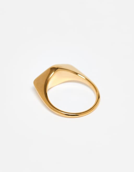 ASOS DESIGN Curve - Guldfarvet ring med signet-design i vandfast rustfrit stål, 3 af 3