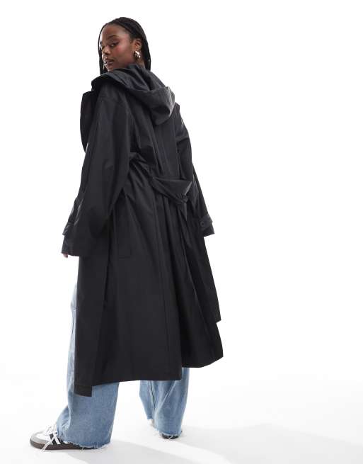 ASOS DESIGN Curve Gummierter Regen Trenchcoat in Schwarz mit Kapuze und Gurteldetail