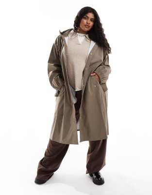 Thumbnail - ASOS DESIGN Curve - Gummierter Regenparka in Pilzbraun