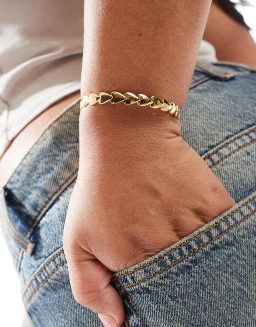 ASOS DESIGN Curve - Gyldent manchetarmbånd med hjertedetalje i vandtæt og rustfrit stål