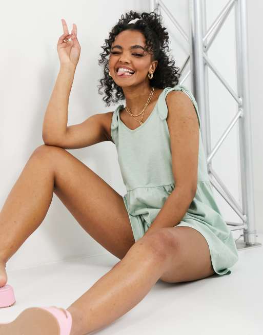 ASOS DESIGN Curve – Hänger-Playsuit in Pistaziengrün mit Trägern zum Binden