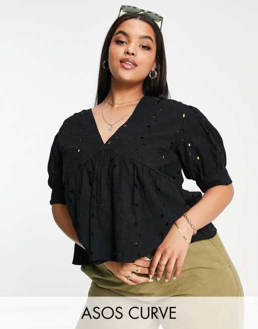ASOS DESIGN Curve – Hängeroberteil in Schwarz mit Lochstickerei, Schößchensaum und Puffärmeln