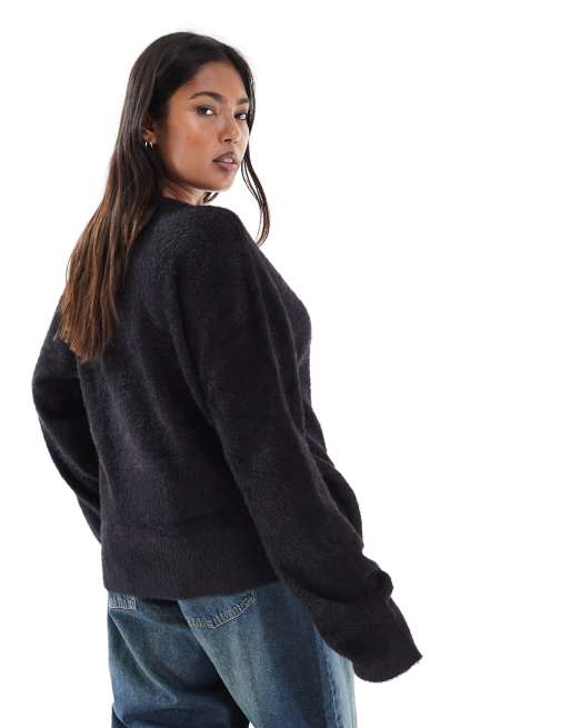 ASOS DESIGN Curve - Harig gebreid vest met overslag in zwart, 4 van 4