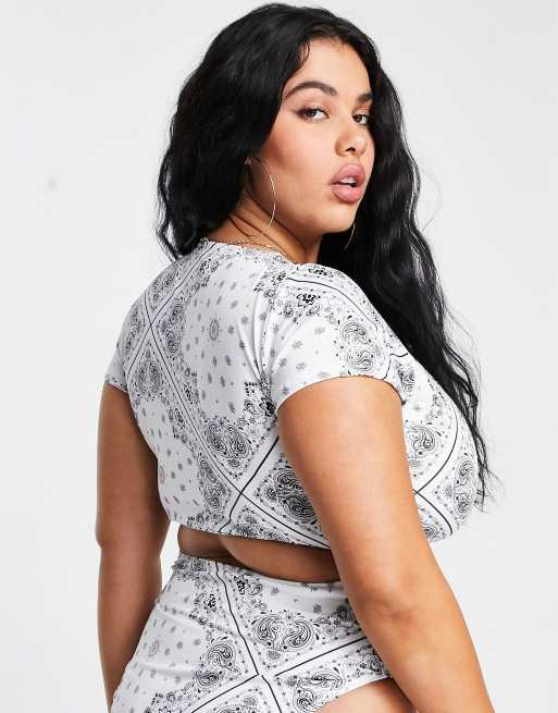 ASOS DESIGN Curve - Haut de bikini noué devant style t-shirt à décolleté plongeant imprimé bandana - Blanc, 2 de 4
