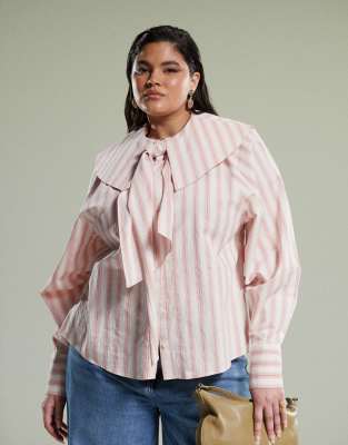 ASOS DESIGN Curve - Hemd in Rosa mit Streifen, großem Kragen und Bindedetail-Bunt