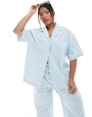 ASOS DESIGN Curve - Hemdbluse aus Seersucker mit blauen Streifen, Kombiteil