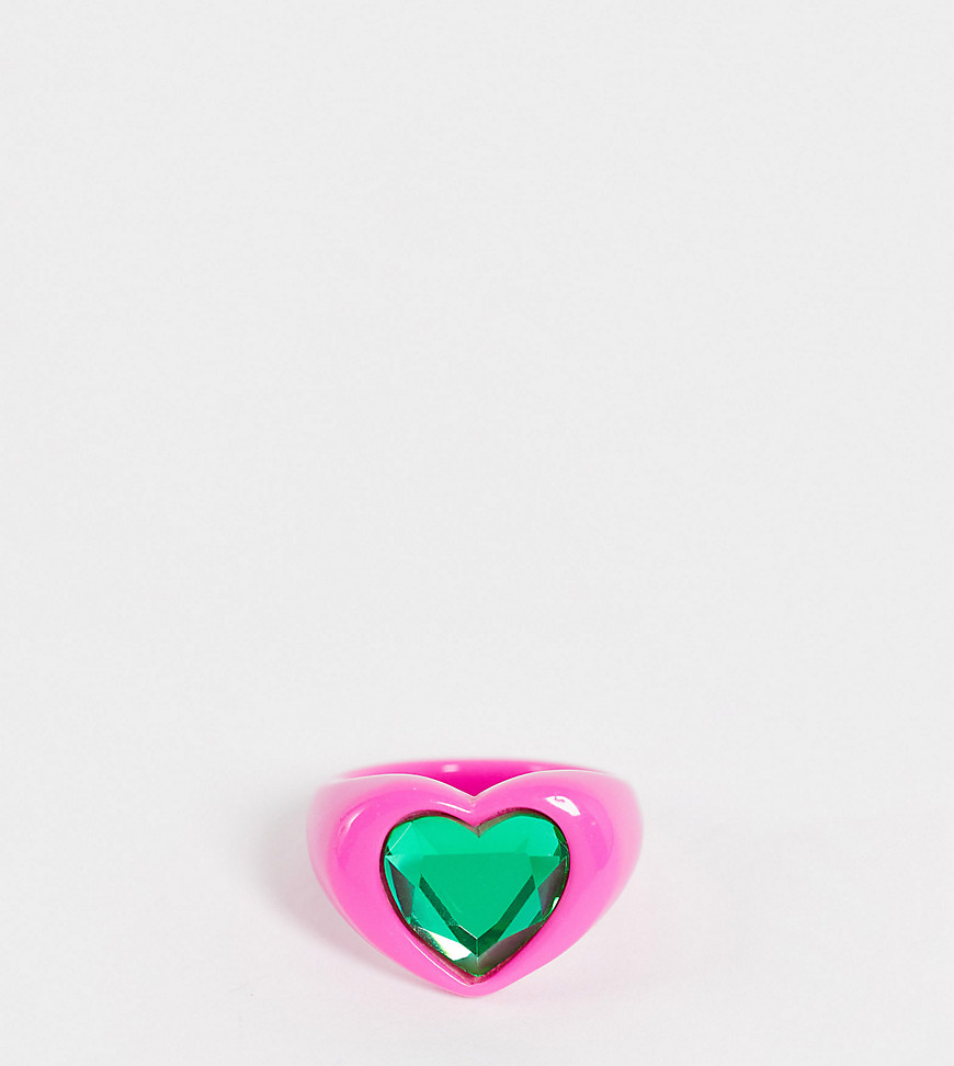 ASOS DESIGN Curve ‑ Herzförmiger Ring aus Kunststoff in Pink mit Zierstein in Smaragdgrün-Rosa