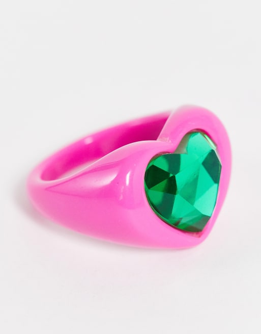 ASOS DESIGN Curve ‑ Herzförmiger Ring aus Kunststoff in Pink mit Zierstein in Smaragdgrün, 4 von 4