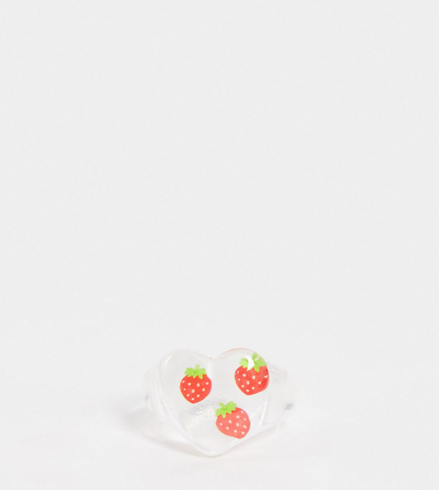 ASOS DESIGN Curve – Herzförmiger Ring aus transparentem Kunststoff mit eingefassten Erdbeer-Motiven