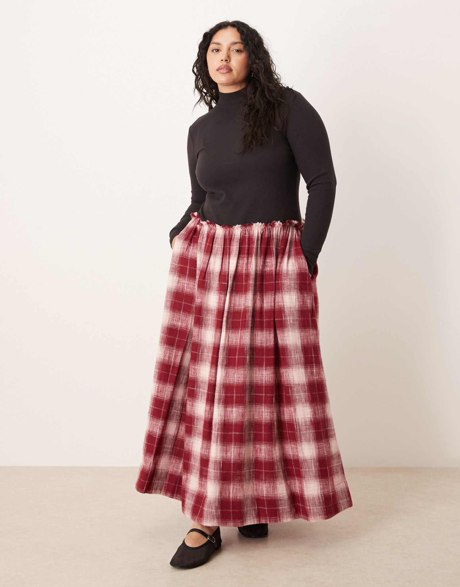 Макси-платье-гибрид ASOS DESIGN Curve с высоким вырезом и длинными рукавами в красную клетку