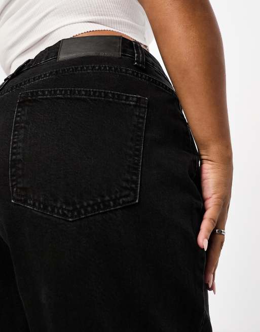 ASOS DESIGN Curve high rise relaxed mom jeans in black, 2 of 5