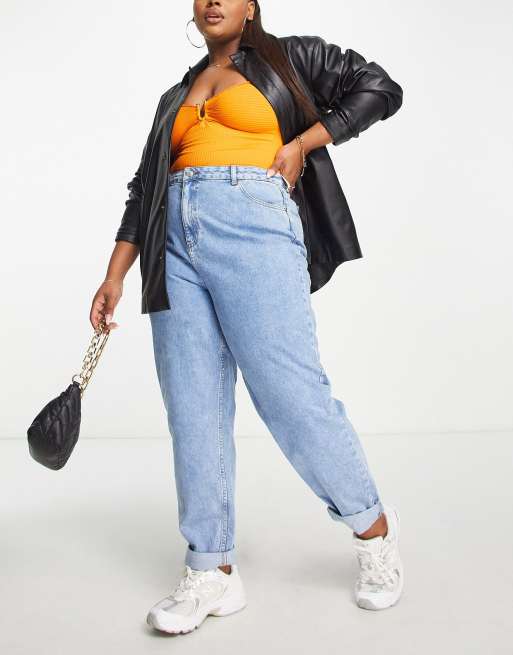 ASOS DESIGN Curve high rise relaxed mom jeans in light wash, 2 of 4