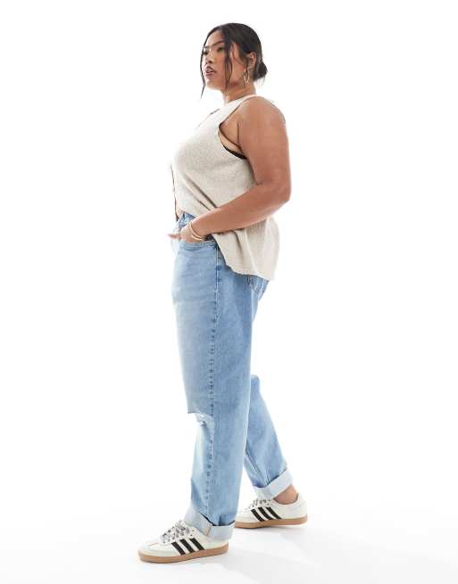 ASOS DESIGN Curve high rise relaxed mom jeans in lightwash with knee rips, 3 of 5