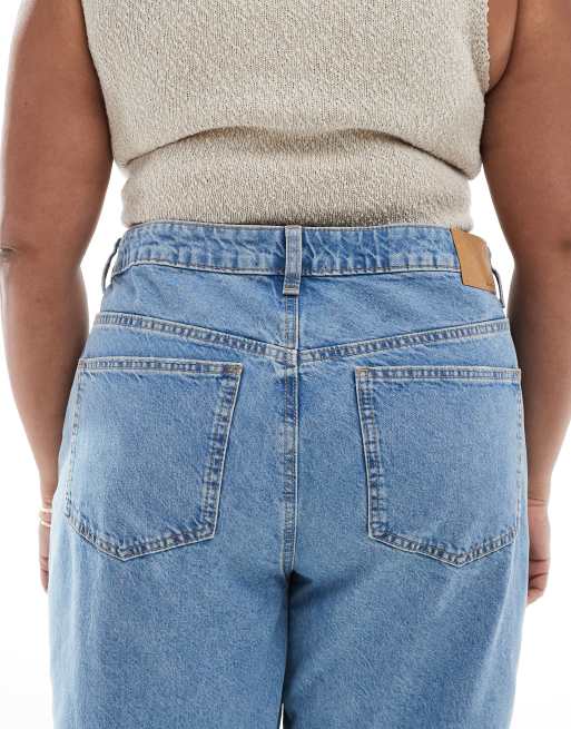 ASOS DESIGN Curve high rise relaxed mom jeans in lightwash with knee rips, 4 of 5