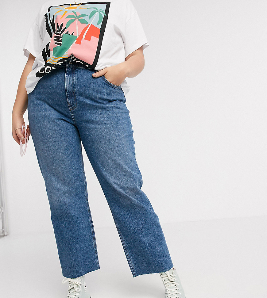 Plus-size jeans by ASOS DESIGN A straight leg with a subtle kick It’s all in the jeans High rise Zip fly Five-pocket design Raw-cut hem Sits above the ankle Slim fit Regular on the waist, flared at the knee