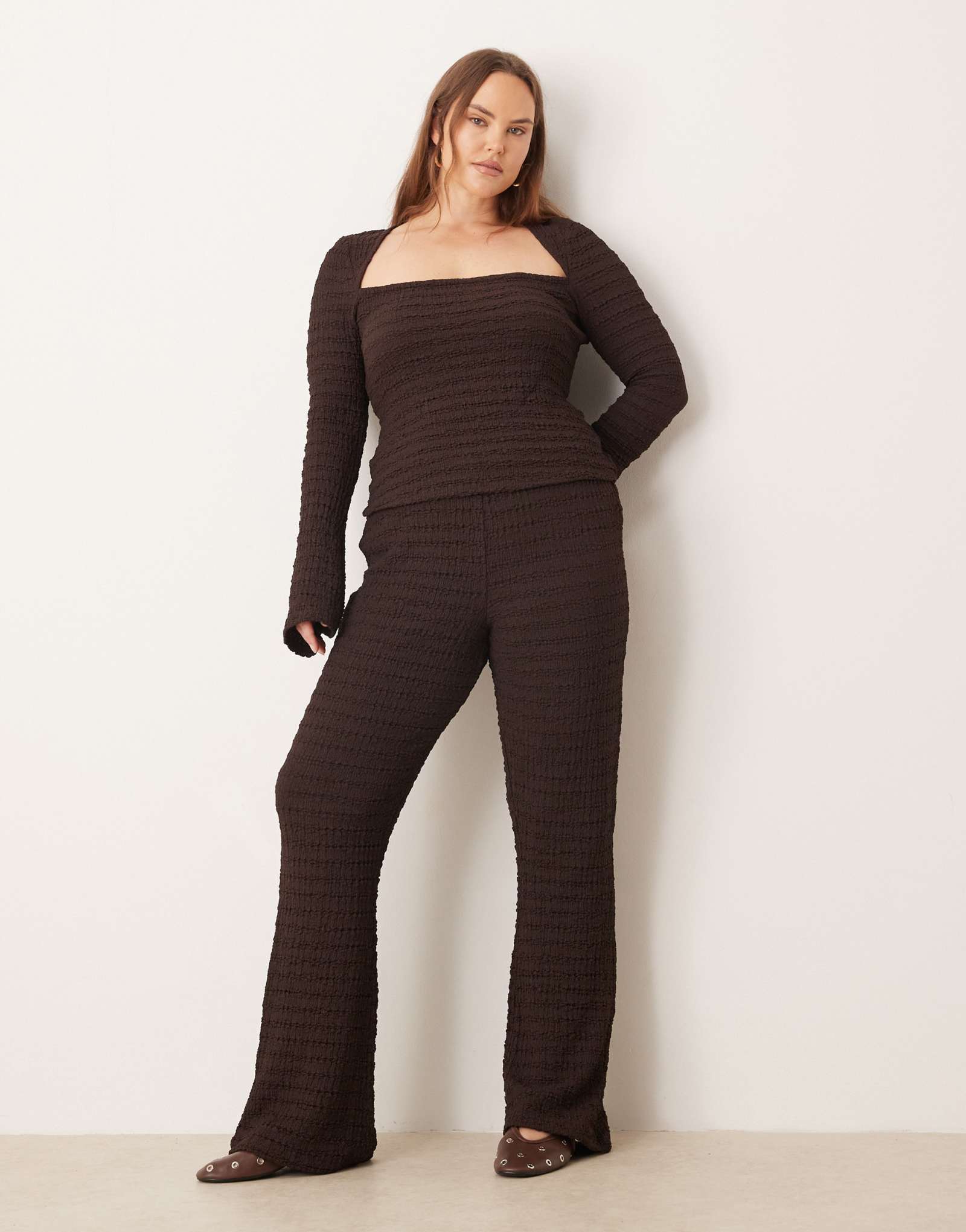 Текстурированные расклешенные брюки ASOS DESIGN Curve с завышенной талией шоколадного цвета - часть комплекта