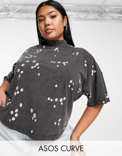 ASOS DESIGN Curve - Højhalset T-shirt med firkantet pasform og marguerit-broderi i forvasket koksgrå 
