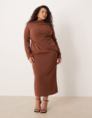 ASOS DESIGN Curve - Hochgeschlossenes, figurbetontes Maxikleid in Schokobraun mit Drapierung-Brown