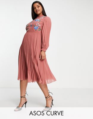 ASOS DESIGN Curve - Hochgeschlossenes, langärmliges, plissiertes Skater-Midikleid mit Stickerei in Rosé-Rosa