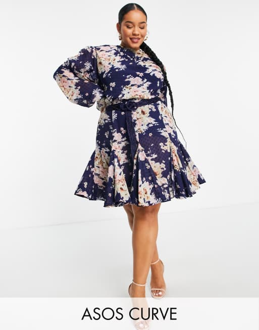 ASOS DESIGN Curve - Hooggesloten mini-jurk van geplooid jacquard met godet-rok en macramé ceintuur in bloemenprint