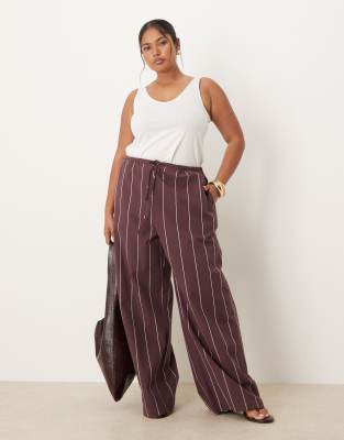 ASOS DESIGN Curve - Hose in gestreiftem Burgunderrot mit weitem Bein